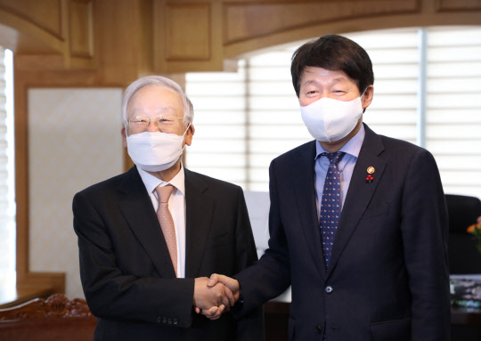 29일 서울 한국경영자총협회 회관을 방문한 안경덕(오른쪽) 고용노동부 장관이 손경식 한국경영자총협회 회장과 기념 촬영을 하고 있다. <연합뉴스>